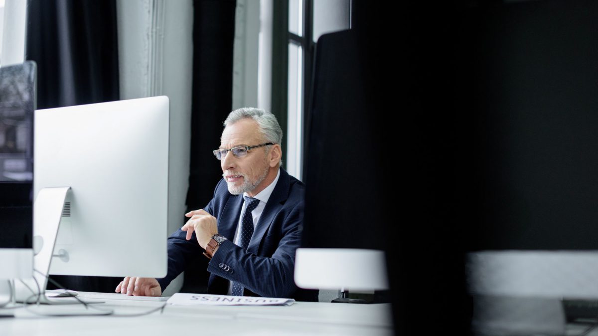 Quais são os benefícios de investir na folha de pagamento online?